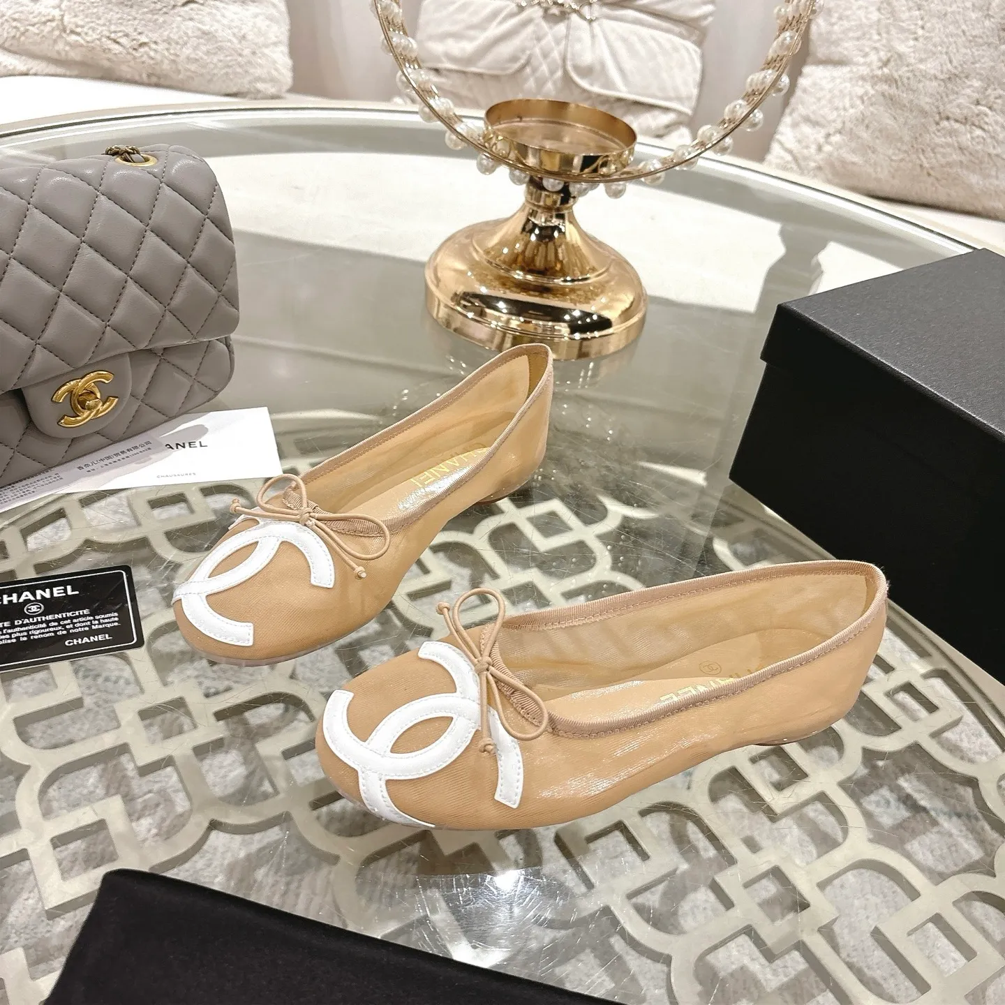 👟👟Ex-factory price 520👟👟 Mesh [purchase-level quality] CHANEL Xiaoxiang 25/A new summer bow-tie shoes 💃 This pair of "dancing shoes" is really breathtakingly beautiful! Made of cowhide fabric + exquisite electric embroidery, every detail exudes a sense of high-end ~ classic bow design, Italian genuine leather sole, comfortable and elegant on the feet, a perfect must-have for fairies!  🌟 All counters are from the same source! All materials are customized according to the original 1:1, and are developed and patterned from genuine products. The quality is absolutely assured ~ a classic that must be bought every year, a versatile artifact that looks great whether paired with skirts or jeans!  💖 The perfect finishing touch for summer outfits, sisters, just do it! 👉 Fabric: Imported sheepskin Lining: Imported sheepskin Outsole: Private molded outsole Size: 35-40